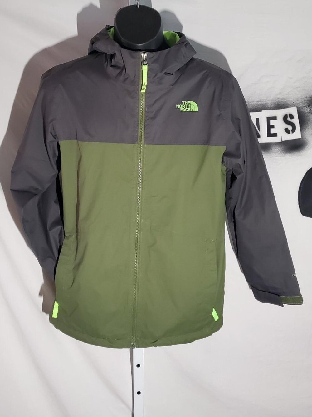 The North Face DryVent Rain Jacket Boys Sz L (14/16)